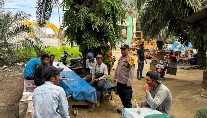 Temui Pemulung di TPA Rumbai Bhabinkamtibmas Aiptu Zio Tingkatkan Partisipasi Warga Pada Pilkada 2024