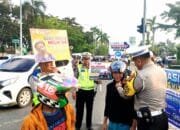 Sukseskan Ops Zebra LK 2024 dan Pilkada Damai, Ditlantas Polda Riau Bagikan Puluhan Brosur Himbauan Bijak Bermedsos dan Himbauan Kamseltibcarlantas Hingga Helm SNI Gratis