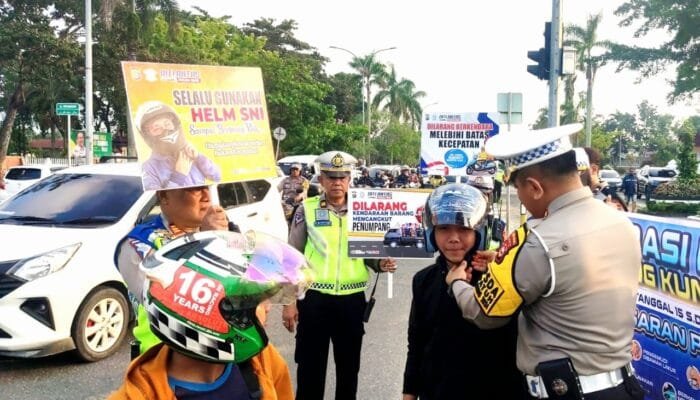 Sukseskan Ops Zebra LK 2024 dan Pilkada Damai, Ditlantas Polda Riau Bagikan Puluhan Brosur Himbauan Bijak Bermedsos dan Himbauan Kamseltibcarlantas Hingga Helm SNI Gratis