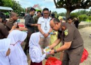 Dukung Program Presiden Prabowo, Kejari Rohul Gercep Berikan 150 Paket Makan Siang 4 Sehat 5 Sempurna Gratis Kepada Siswa SD