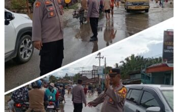 Kapolsek Rambah Hilir Lakukan Pengamanan dan Pengaturan Lalu Lintas Akibat Luapan Banjir