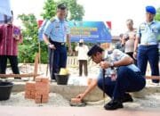 TNI AU Peduli: Danlanud Roesmin Nurjadin Letakan Batu Pertama Pembangunan Rumah Layak Huni Untuk Warga Sidomulyo Timur