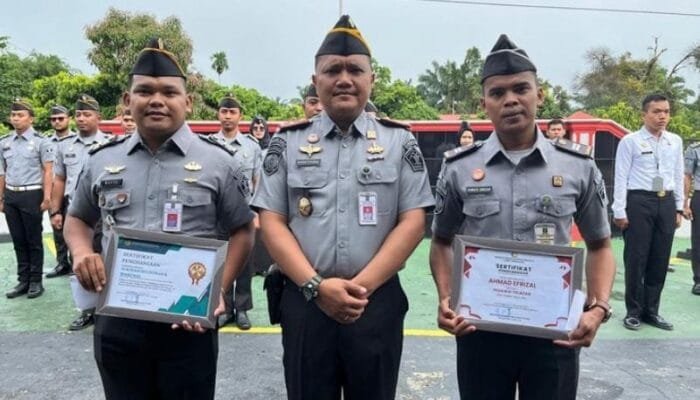 Tingkatkan Motivasi dan Kinerja, Kalapas Pimpin Apel Pagi dan Beri Penghargaan Pegawai Teladan Serta Ruangan Terbersih Bulan Oktober 2024