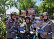Tim Cooling System Ditlantas Polda Riau Edukasi Pengendara yang Melintas di Bundaran Tugu Keris