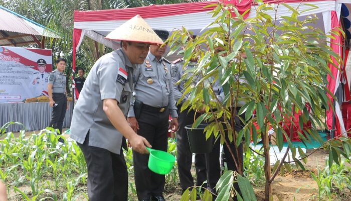 Lapas Bangkinang Jadi Pilot Project Ketahanan Pangan, Tanam 100 Bibit Durian Musang King