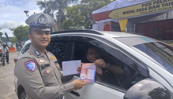 Tingkatkan Kesadaran Berlalu Lintas, Satlantas Polres Rokan Hulu Bagikan Brosur Ops Lilin LK 2024