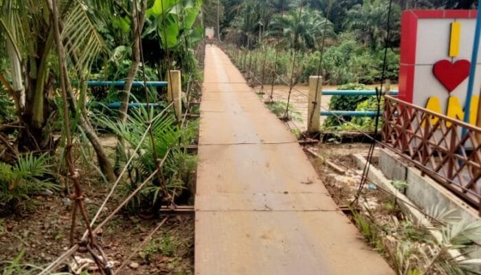 Kondisi Jembatan Gantung di Desa Tangun Tak Terawat