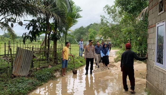 Kapolres Kuansing Tinjau Lokasi Terdampak Banjir di Desa Petapahan