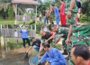 Bersinergi dengan Pemdes dan Pemkab, TNI di Riau Tebar 5000 Ribu Benih Ikan