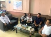 Perkuat Sinergi, Kadis Kominfo Kuansing Sambut Hangat Tim Pimpinan Media