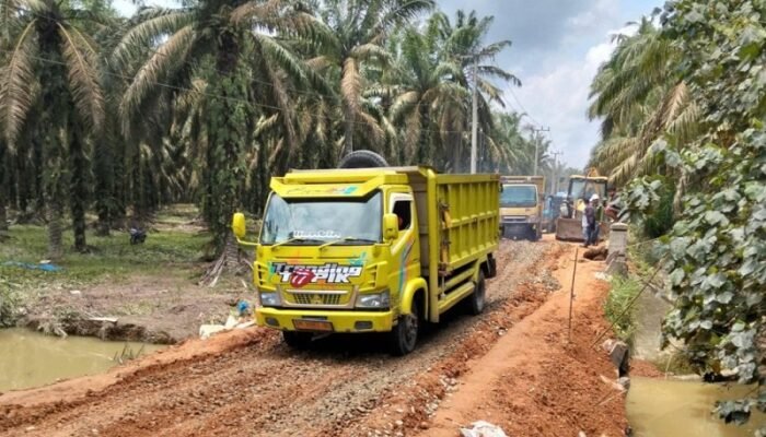 Jalur Alternatif Pasir Pengaraian-Ujung Batu Kembali Dibuka, Arus Kendaraan Lancar