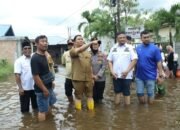 Tinjau Banjir di Limapuluh, Wawako Pekanbaru Pastikan Bantuan untuk Warga