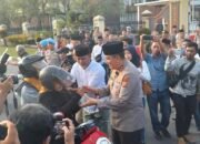 Ramadhan Berkah, Kapolda Riau Berbagi Takjil kepada Pengguna Jalan