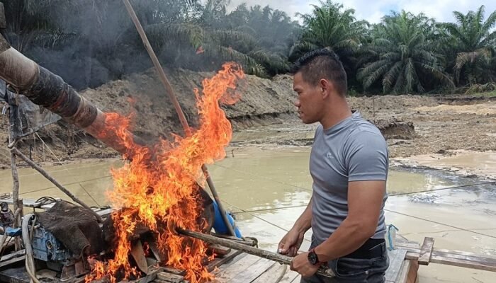 Tindak Tegas PETI, Polres Kuansing Hancurkan Empat Rakit di Simpang Cuko