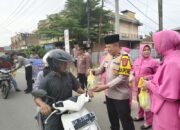 Polres Kuansing Bagikan Takjil Gratis Dalam Rangka Ops Tertib Ramadhan LK 2025