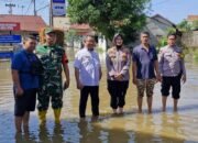 Luapan Sungai Siak Rendam Permukiman, Kapolsek Lima Puluh dan Lurah Pesisir Turun ke Lokasi