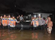 Polda Riau Turun Maksimal, Bantu Evakuasi dan Salurkan Bantuan untuk Korban Banjir