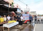 Polres Kuansing dan Mahasiswa UNIKS Bagikan Takjil Ramadhan 1446 H kepada Pengguna Jalan di Teluk Kuantan