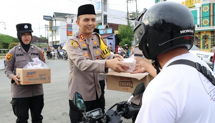 Polres Kuansing Bagikan Takjil Ramadhan 1446 H Dalam Rangka Ops Tertib Ramadhan LK 2025