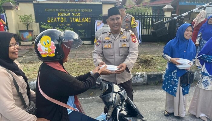 Berbagi di Bulan Suci, Polsek Tualang dan BKMT Tualang Bagikan Takjil Gratis