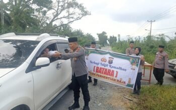 Polsek Perhentian Raja Tebar Kebaikan dengan Berbagi Takjil Ramadhan