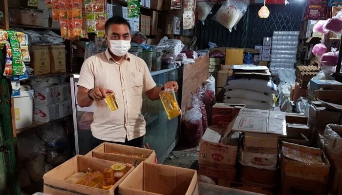 Sat Reskrim Polresta Pekanbaru Pastikan Minyakita Sesuai Takaran Standar