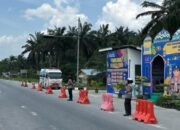 Personel Pos PAM Ops Ketupat Lancang Kuning 2025 di Exit Tol Kandis Utara Polres Siak Tetap Siaga untuk Pengamanan Idulfitri 1446 Η