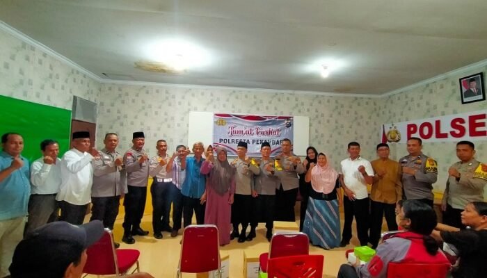 Polsek Binawidya Gelar Jumat Curhat, Warga Sampaikan Keluhan Keamanan dan Terima Sembako