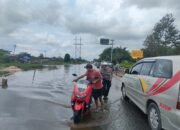 Polres Siak Sigap Bantu Pemudik Hadapi Banjir di Jalur Lintas Siak–Buton