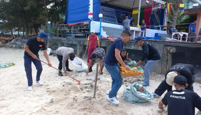 Sinergi TNI, Polri, dan Warga Tarempa Wujudkan Lingkungan Bersih dan Religius