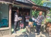 IPDA Jonnes Bagikan Al-Qur’an ke Guru Mengaji, Pererat Silaturahmi dengan Warga