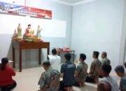 Lapas Narkotika Rumbai Fasilitasi Ibadah Buddha, Warga Binaan Khusyuk Lakukan Doa dan Puja Bakti