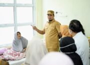 Bupati Inhu Turun Langsung, Pastikan Pengobatan Korban KLB Gratis