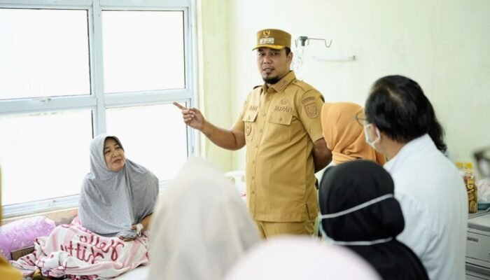 Bupati Inhu Turun Langsung, Pastikan Pengobatan Korban KLB Gratis