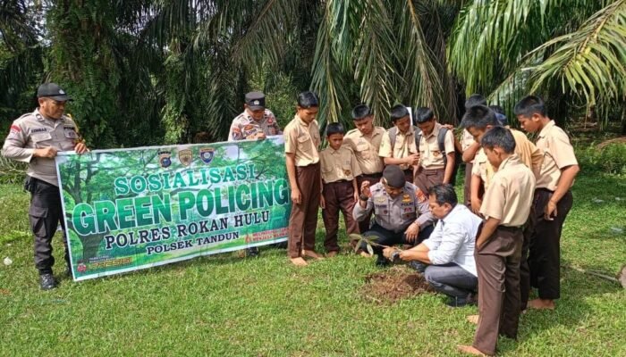 Polsek Jajaran Polres Rokan Hulu Gelar Penanaman Pohon Serentak di Sekolah, Wujud Kepedulian Lingkungan Sejak Dini