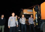 Dansat Brimob Polda Riau dan Ditlantas Riau kembali kirim 3 alat berat ke Kabupaten Agam