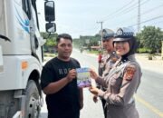 Satlantas Polres Siak Gencarkan Kampanye Keselamatan, Bagi Leaflet di Jalur Perawang-Siak