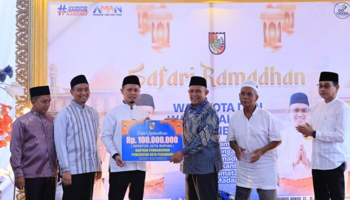 Wako Pekanbaru Salurkan Sejumlah Bantuan Dalam Safari Ramadan 1447 H di Tuah Madani