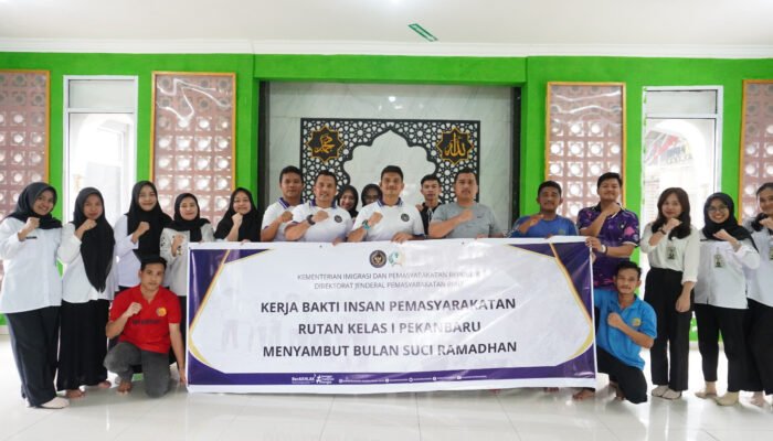 Menjemput Ramadan dengan Gotong Royong, Rutan Pekanbaru dan Warga Binaan Bersihkan Masjid