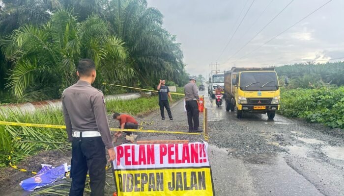 Diguyur Hujan, Satlantas Polres Siak Tetap Timbun Jalan Berlubang di KM 63 Perawang–Dayun