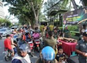 Korem 031/WB Bagikan Takjil untuk Pengendara dan Masyarakat di Bulan Ramadan