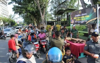 Korem 031/WB Bagikan Takjil untuk Pengendara dan Masyarakat di Bulan Ramadan