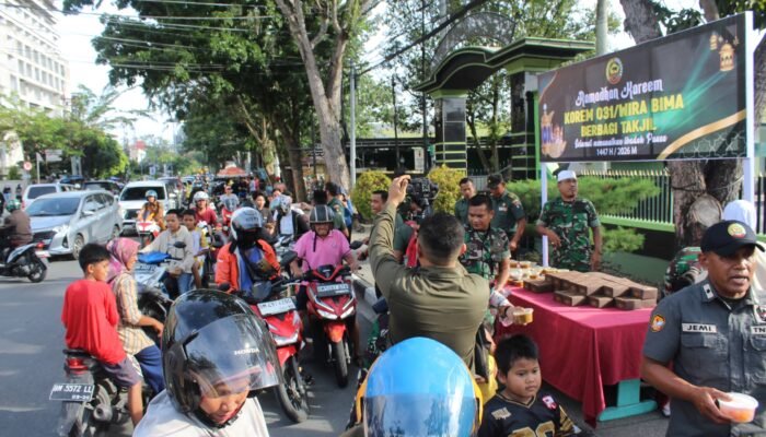 Korem 031/WB Bagikan Takjil untuk Pengendara dan Masyarakat di Bulan Ramadan