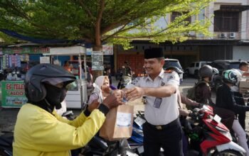 Dukung UMKM Sekitar, Rutan Pekanbaru Bagikan Ratusan Takjil kepada Masyarakat