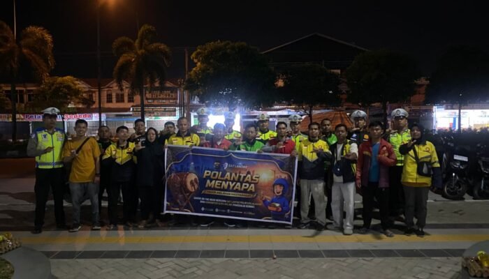 Polantas Menyapa, Satlantas Polres Pelalawan Sahur Bersama dan Bagikan Sembako untuk Ojol