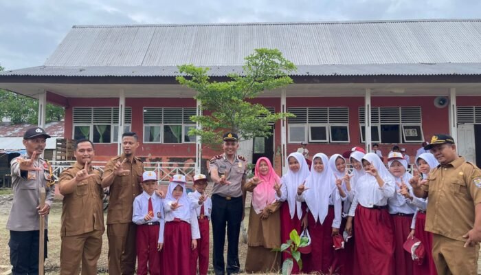 Kapolsek Teluk Meranti Pimpin Upacara Bendera di SDN 003, Tanamkan Disiplin dan Kepedulian Lingkungan
