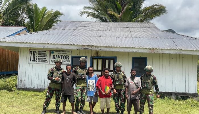 Wujudkan Lingkungan Bersih, Satgas Yonif 521/DY Bersama Warga Gelar Karya Bakti di Area Kantor Desa Apalapsili