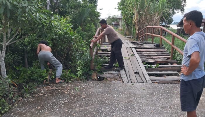 Pembangunan Jembatan Merah Putih Tahap II, Warga dan Polisi Kompak Gotong Royong
