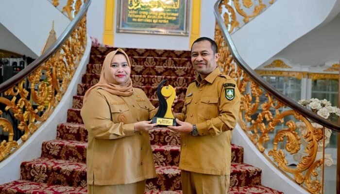 Prestasi Bengkalis di Tingkat Nasional, Wabup Serahkan Penghargaan ke Bupati