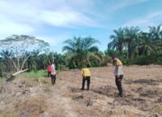Di Ladang Desa Lubuk Bendahara, Polsek Rokan IV Koto Tunjukkan Polisi Cinta Petani